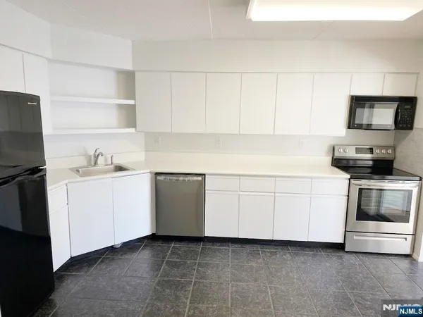 $3,000 | 1055 River Road, Unit 1004, Edgewater, NJ 07020