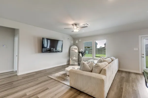 $2,400 | 1318 Cascade Hls Drive, Rosharon, TX 77583