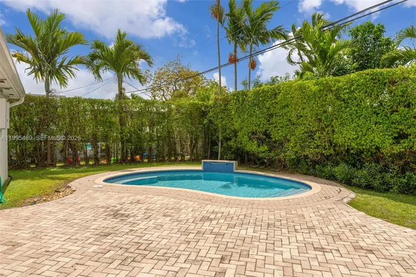 a view of a backyard