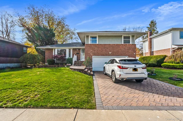 $1,150,000 | 15 Vista Road, Plainview, NY 11803