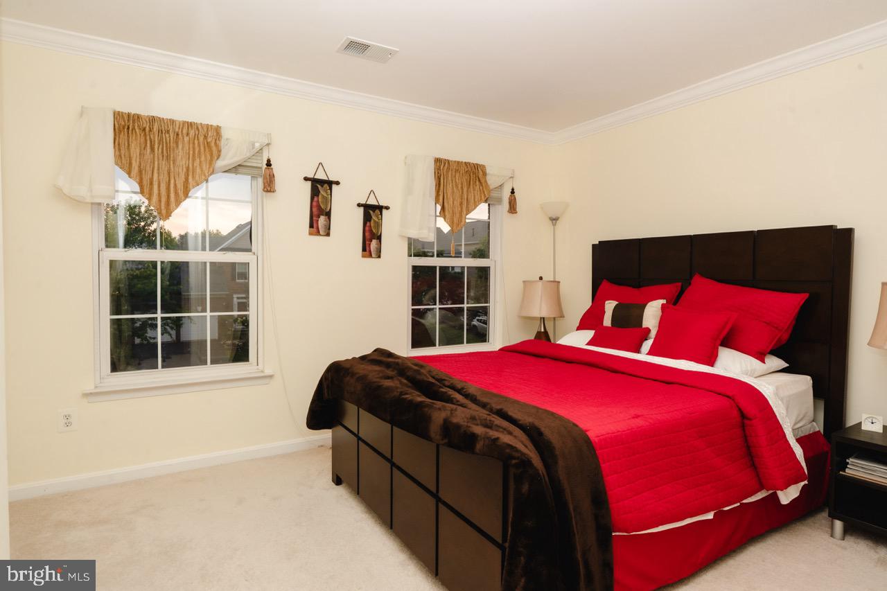 18278 Maple Spring Court Leesburg, VA 20176 - Photo 26 of 35 Cozy retreat with vibrant accents.