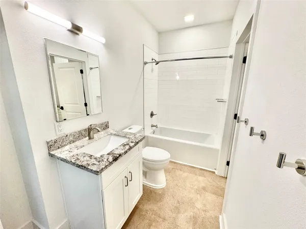 $2,350 | 2102 Mechanic Street, Unit 105, Galveston, TX 77550