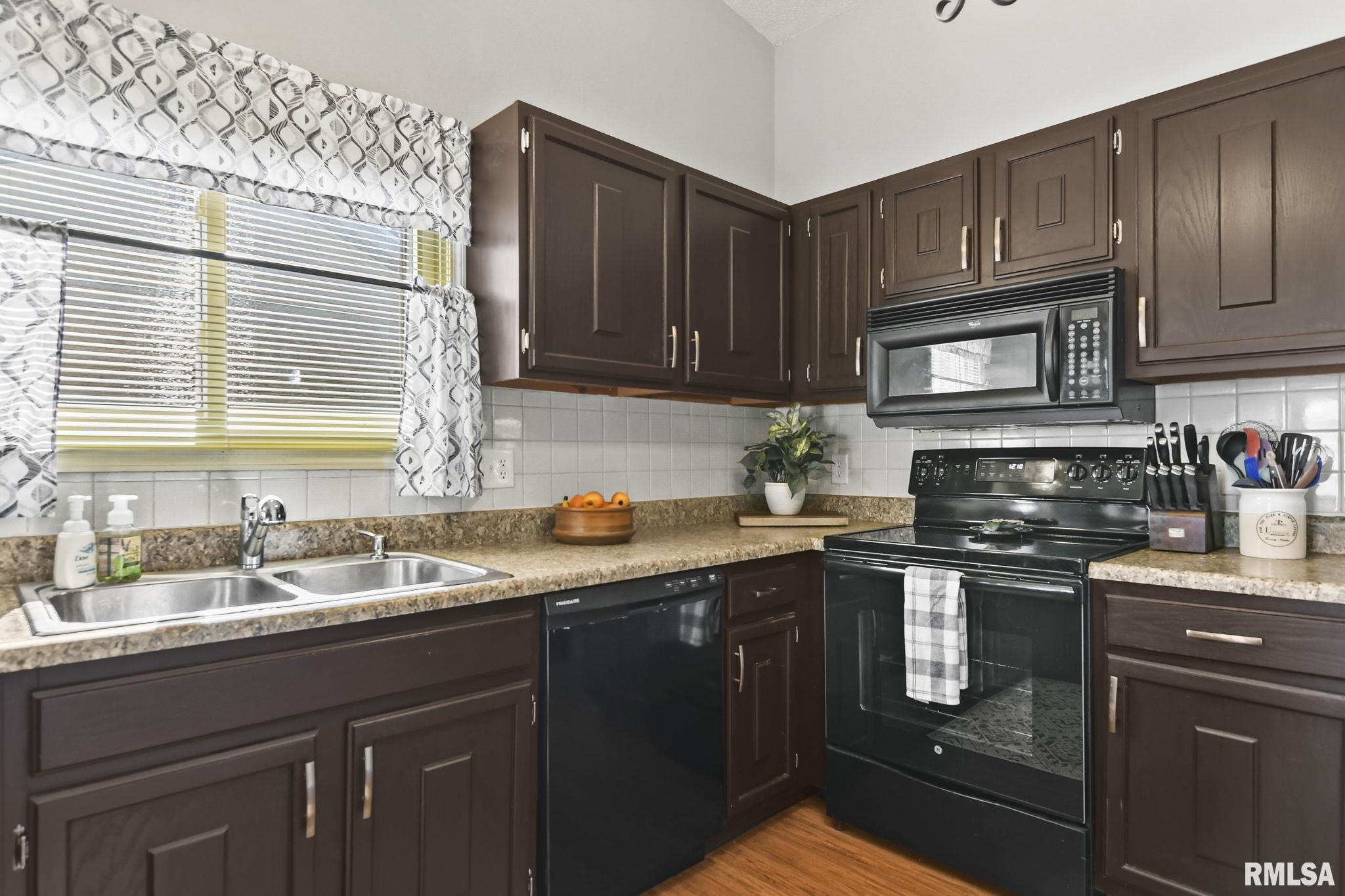 18 Hollybrook Drive Springfield, IL 62702 - Photo 8 of 32 Gallery Image 8