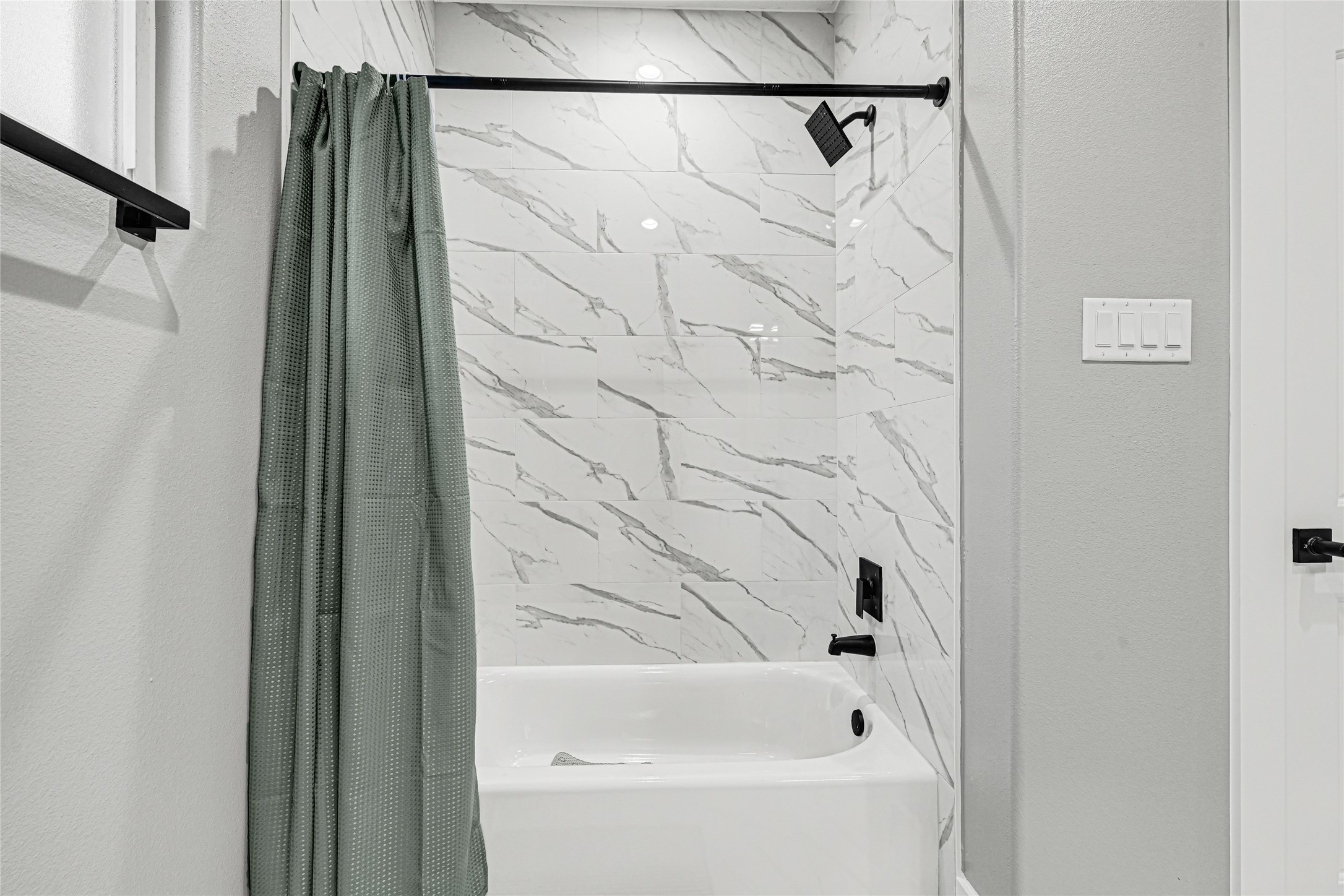 3510 Rebecca Street Houston, TX 77021 - Photo 19 of 28 a bathroom with a bathtub