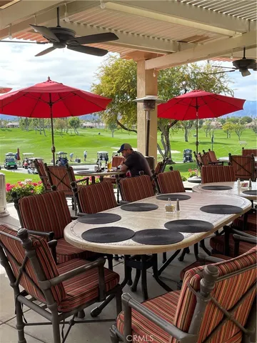 a view of a back yard