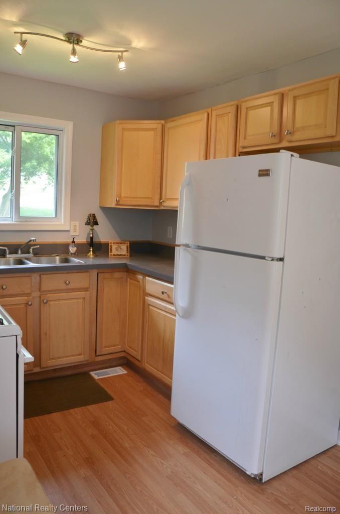 3805 Mapleleaf Road Waterford, MI 48328 - Photo 14 of 30 Maple cabinets with brushed pewter accents.