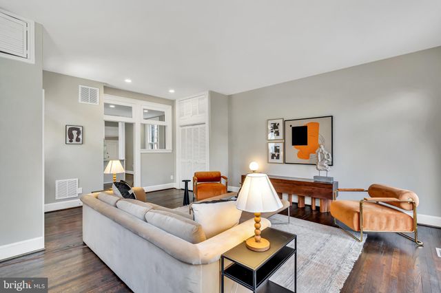 a view of backyard with tree