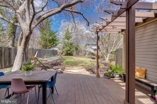 a view of a backyard with fountain