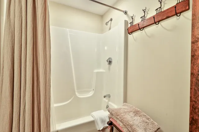 $657,500 | 493 Kestrell Drive, Plymouth, VT 05056