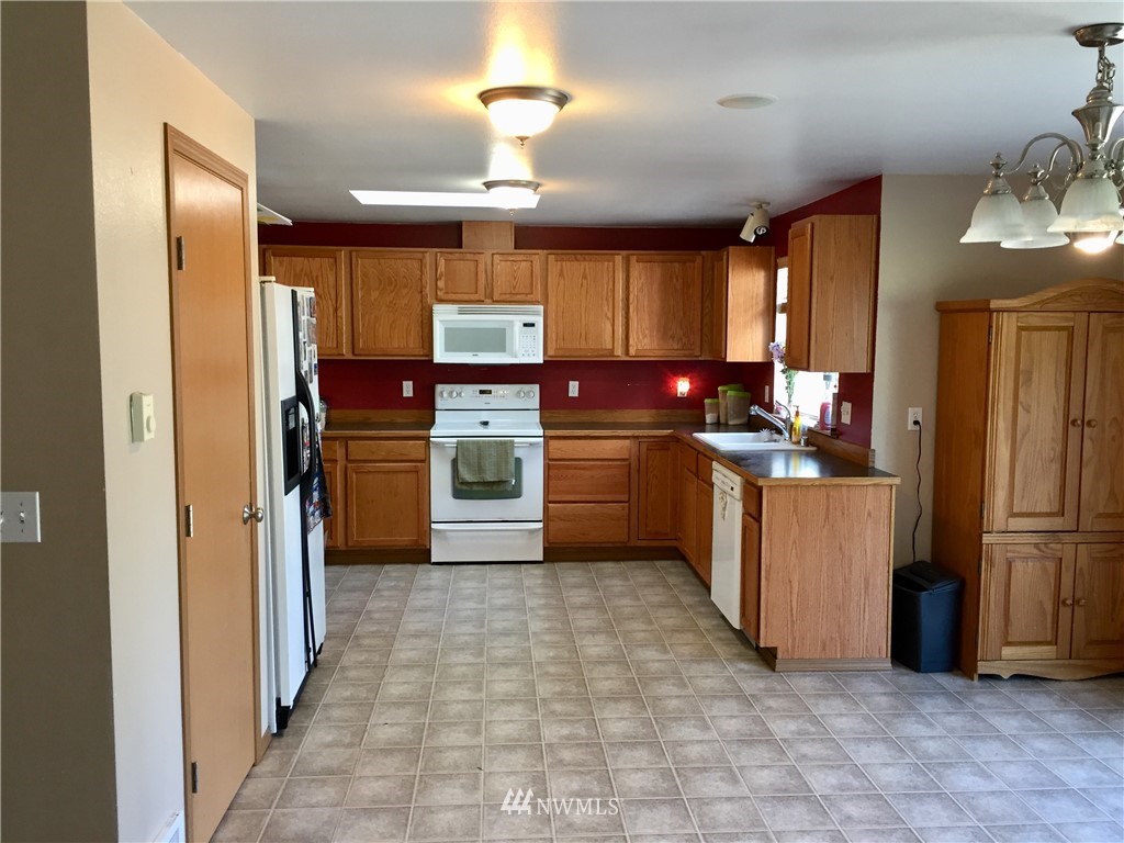 18439 Elderberry Street Southwest Rochester, WA 98579 - Photo 9 of 24