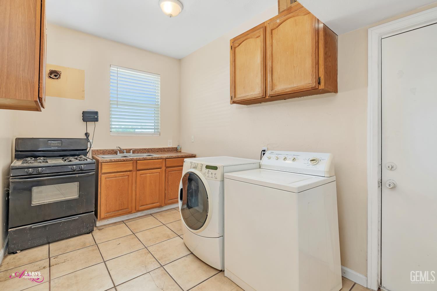 Undisclosed Address Bakersfield, CA 93307 - Photo 58 of 62 a utility room with dryer and washer