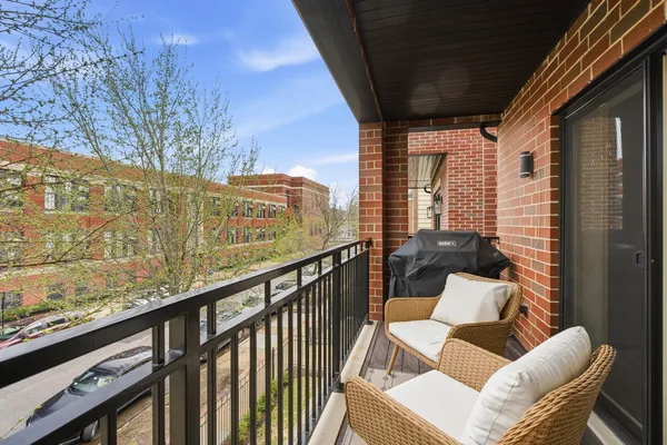 $725,000 | 3330 North Clifton Avenue, Unit 2, Chicago, IL 60657