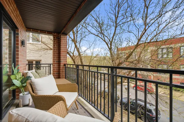 $725,000 | 3330 North Clifton Avenue, Unit 2, Chicago, IL 60657