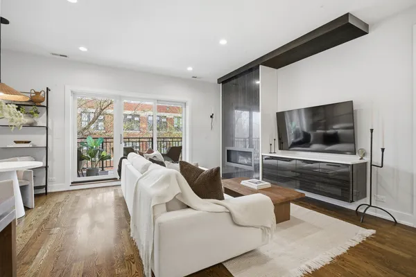 $725,000 | 3330 North Clifton Avenue, Unit 2, Chicago, IL 60657