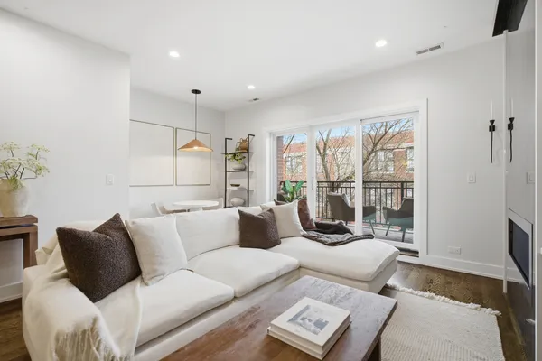 $725,000 | 3330 North Clifton Avenue, Unit 2, Chicago, IL 60657