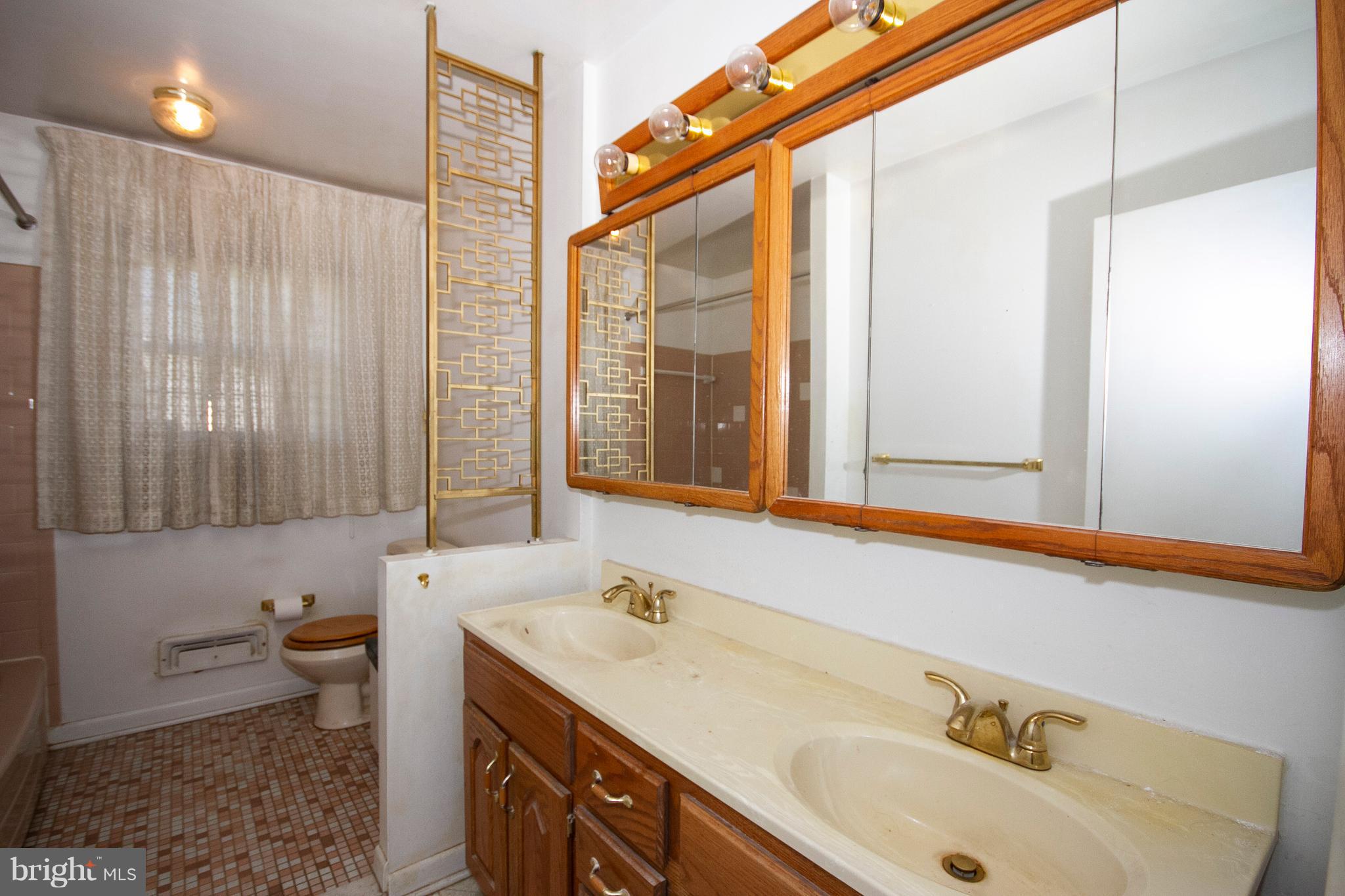 6218 Collinsway Road Baltimore, MD 21228 - Photo 17 of 20 Bath