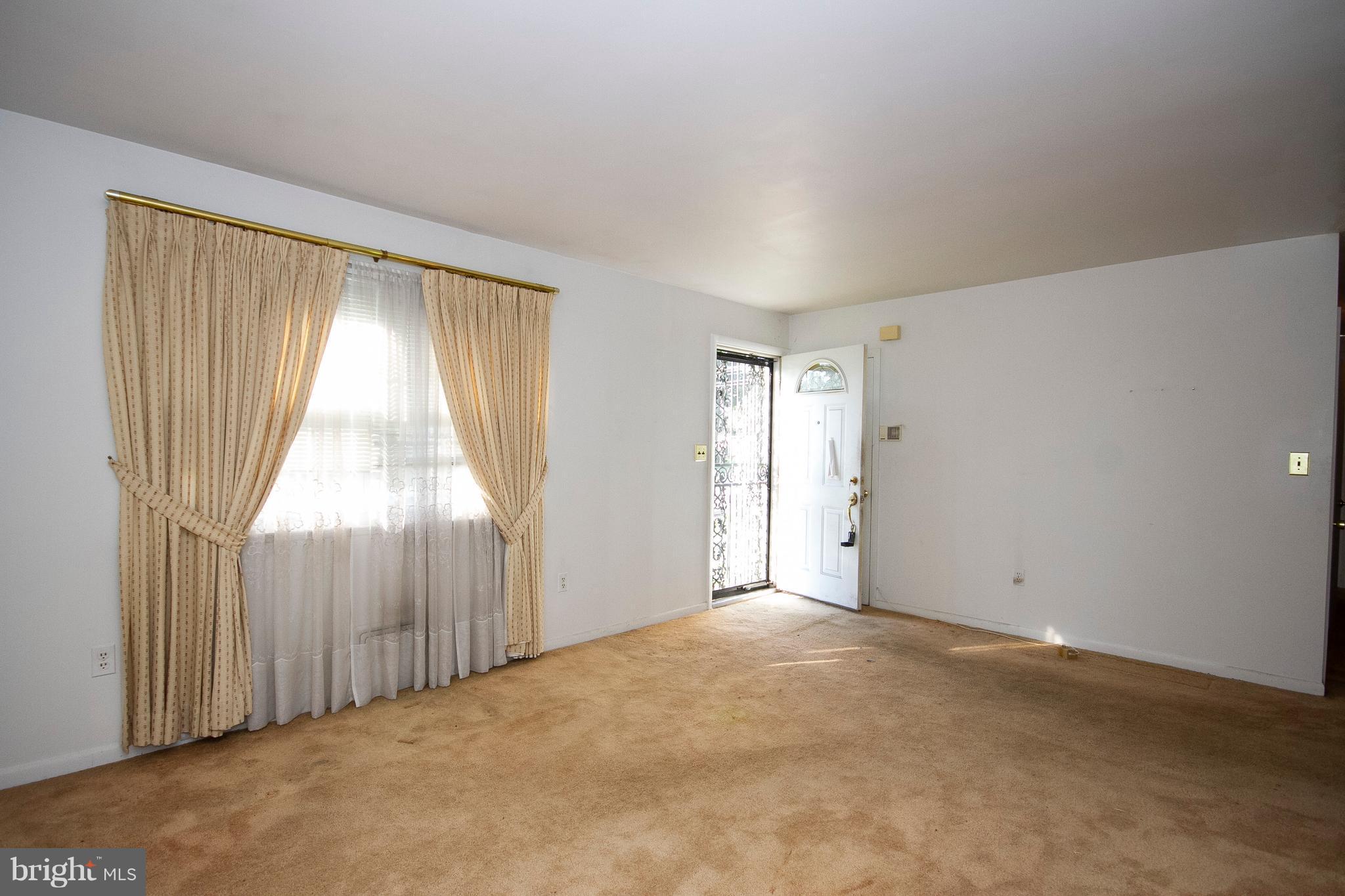 6218 Collinsway Road Baltimore, MD 21228 - Photo 3 of 20 Living Room