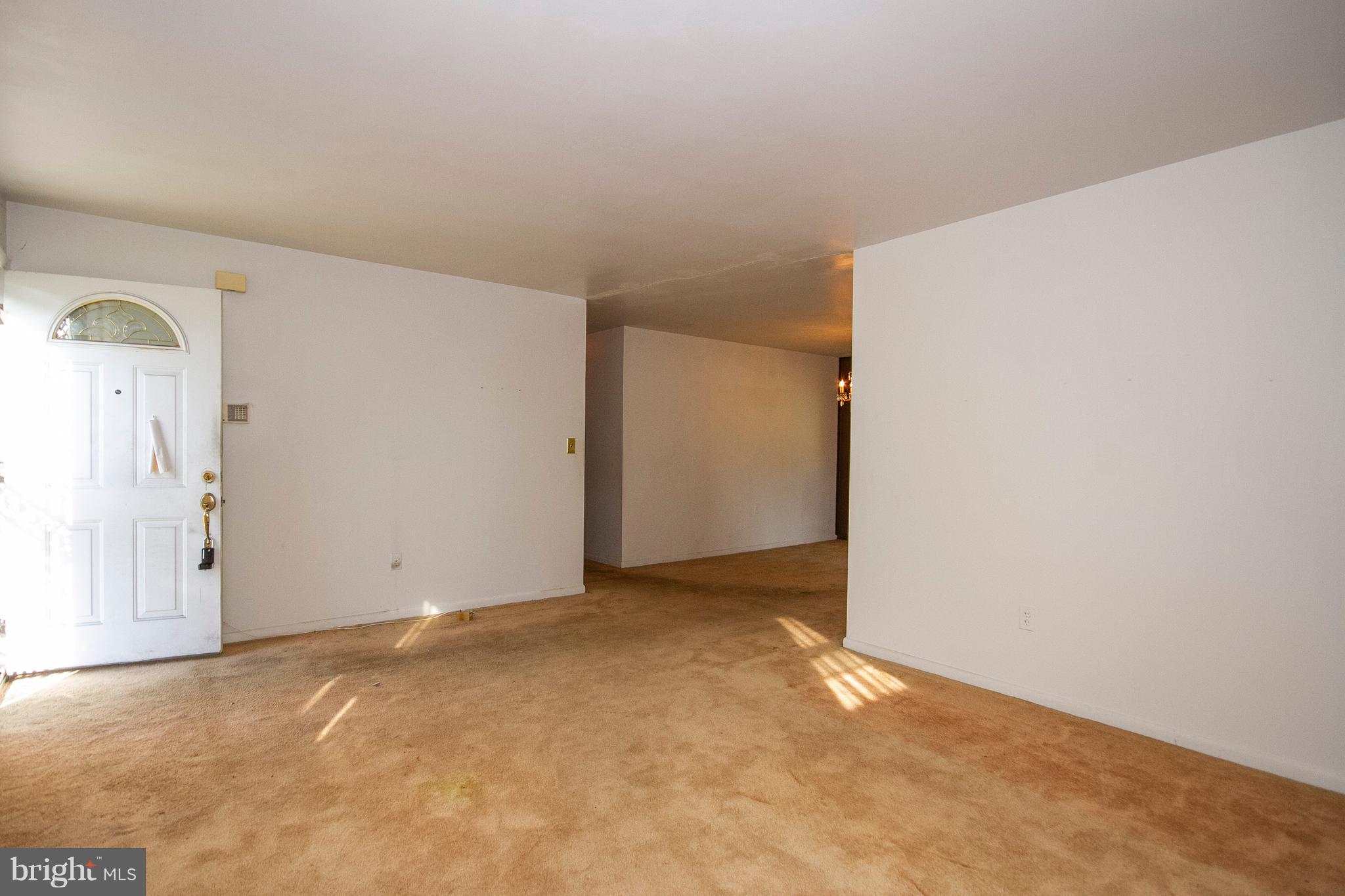 6218 Collinsway Road Baltimore, MD 21228 - Photo 4 of 20 Living Room