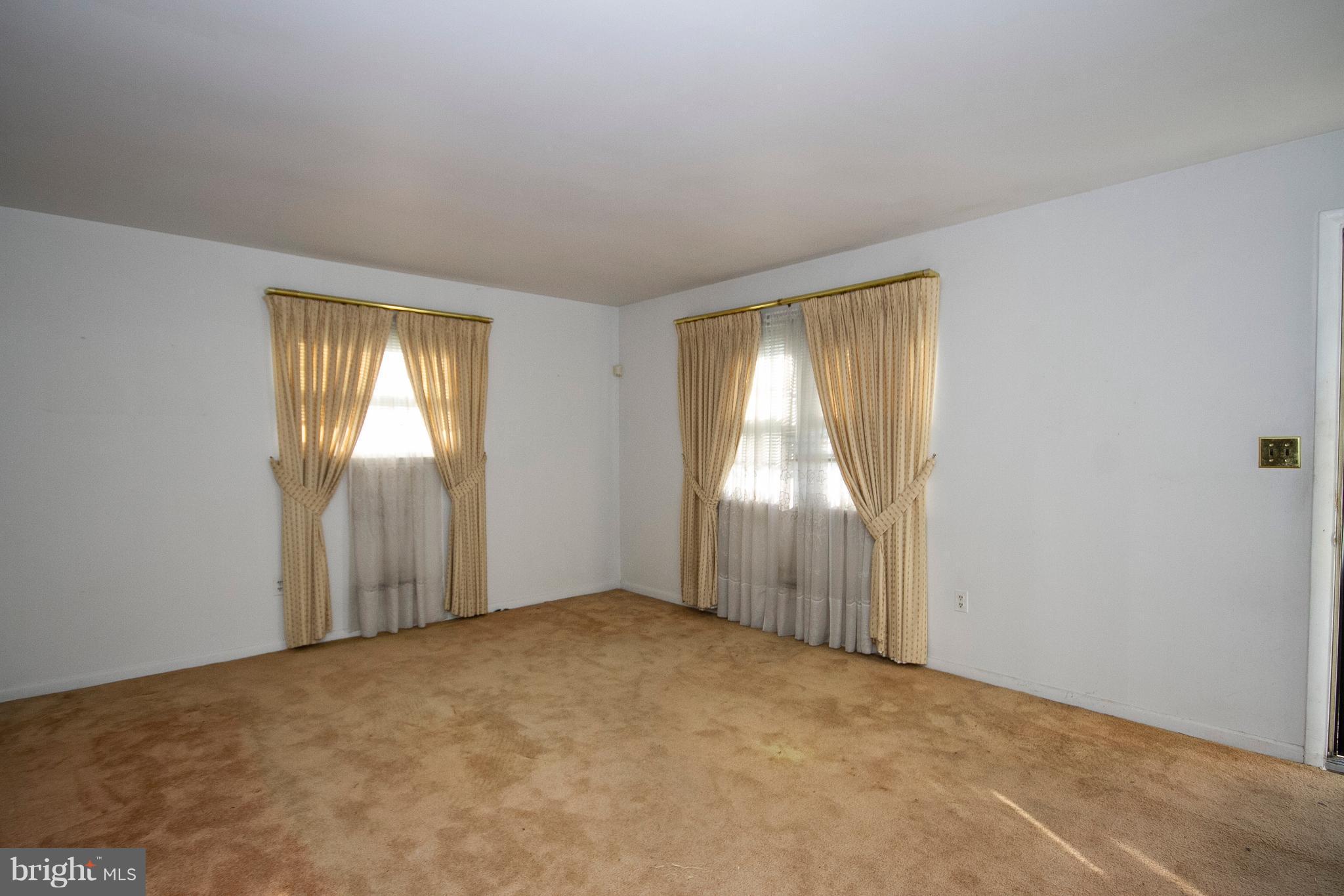 6218 Collinsway Road Baltimore, MD 21228 - Photo 5 of 20 Living Room