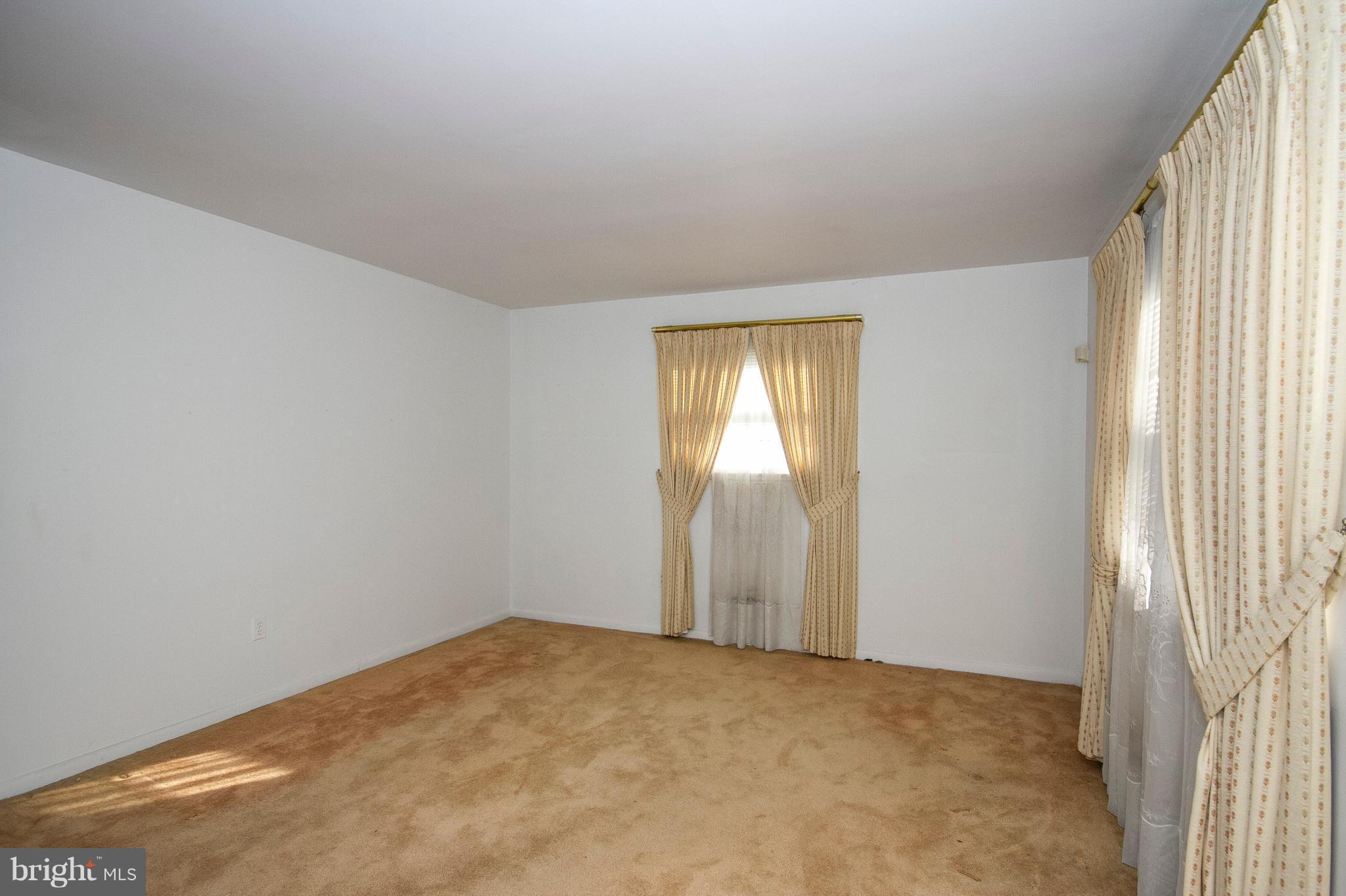 6218 Collinsway Road Baltimore, MD 21228 - Photo 6 of 20 Living Room