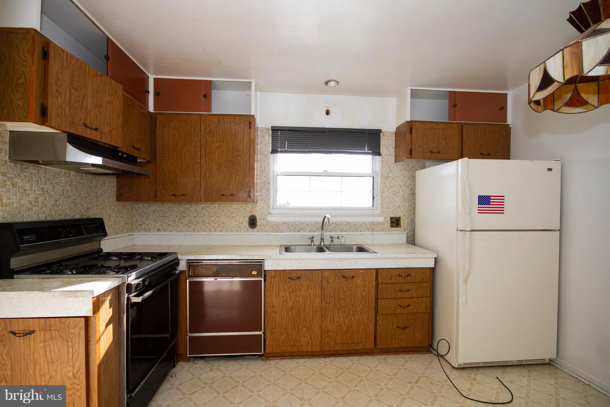 6218 Collinsway Road Baltimore, MD 21228 - Photo 8 of 20 Kitchen