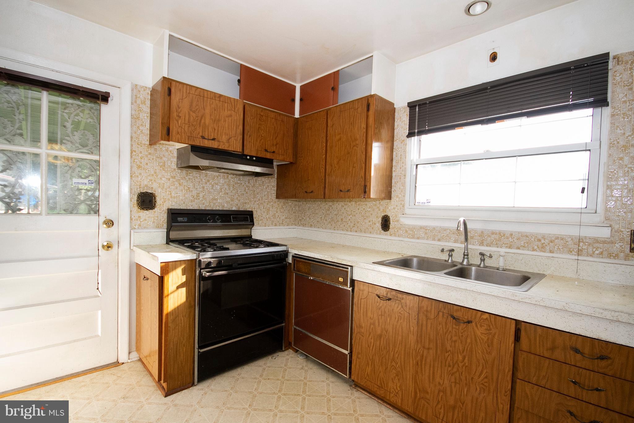 6218 Collinsway Road Baltimore, MD 21228 - Photo 9 of 20 Kitchen