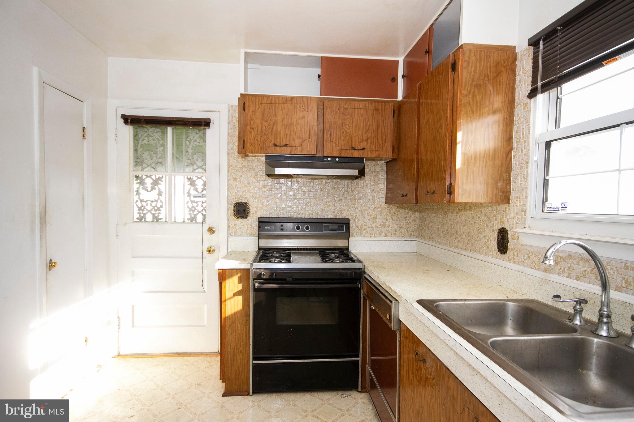 6218 Collinsway Road Baltimore, MD 21228 - Photo 10 of 20 Kitchen