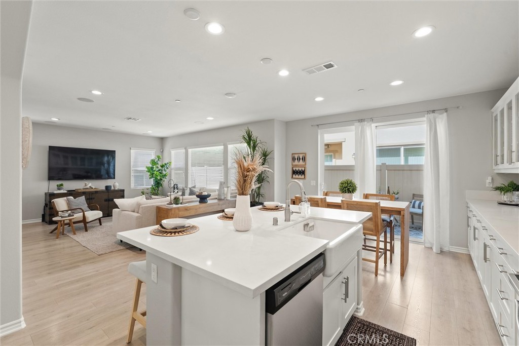 250 West Ridgewood Street Long Beach, CA 90805 - Photo 11 of 44