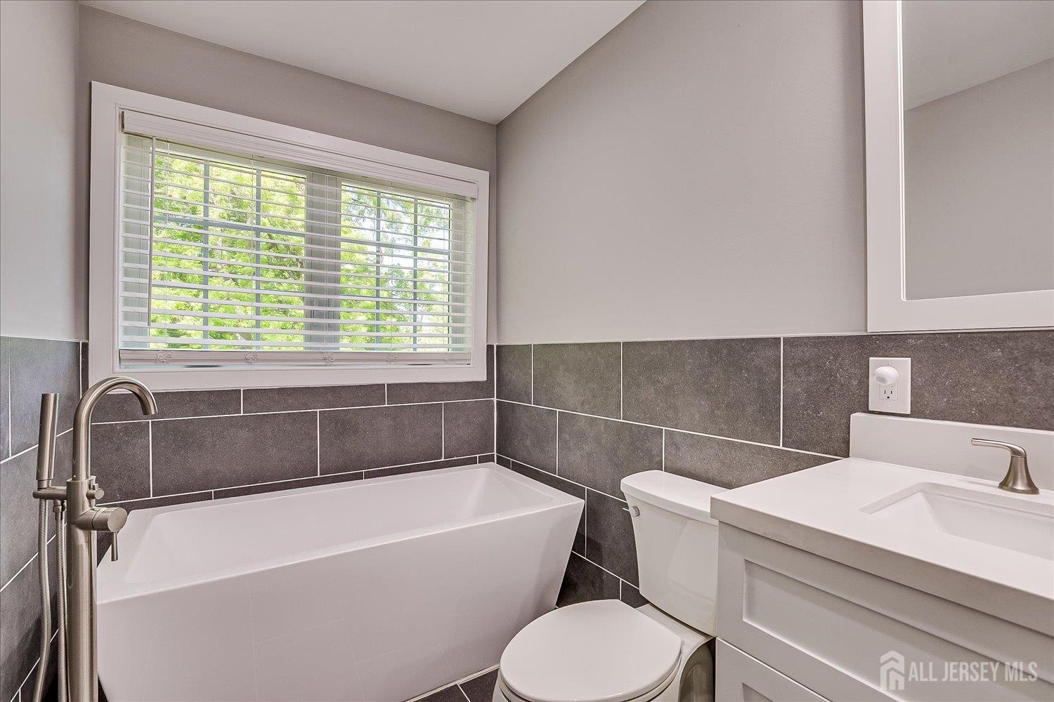 84 East Cliff Road Colonia, NJ 07067 - Photo 27 of 46