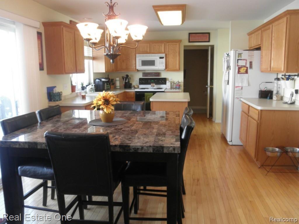 856 Deer Run Lake Road Holly, MI 48442 - Photo 15 of 34 Nook and Kitchen with hardwoods