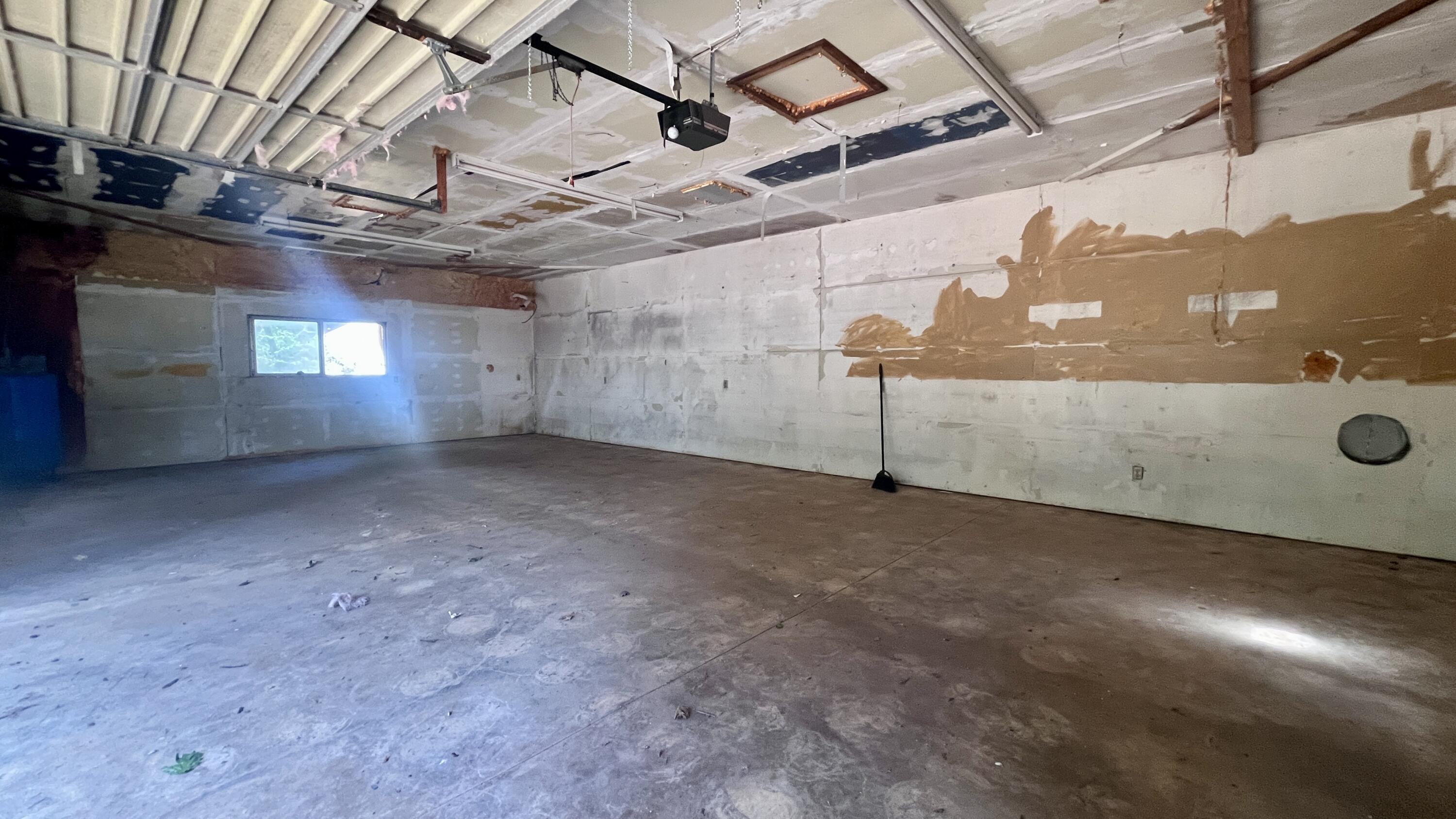 29544 Fenders Ferry Road Bella Vista, CA 96008 - Photo 21 of 36 garage