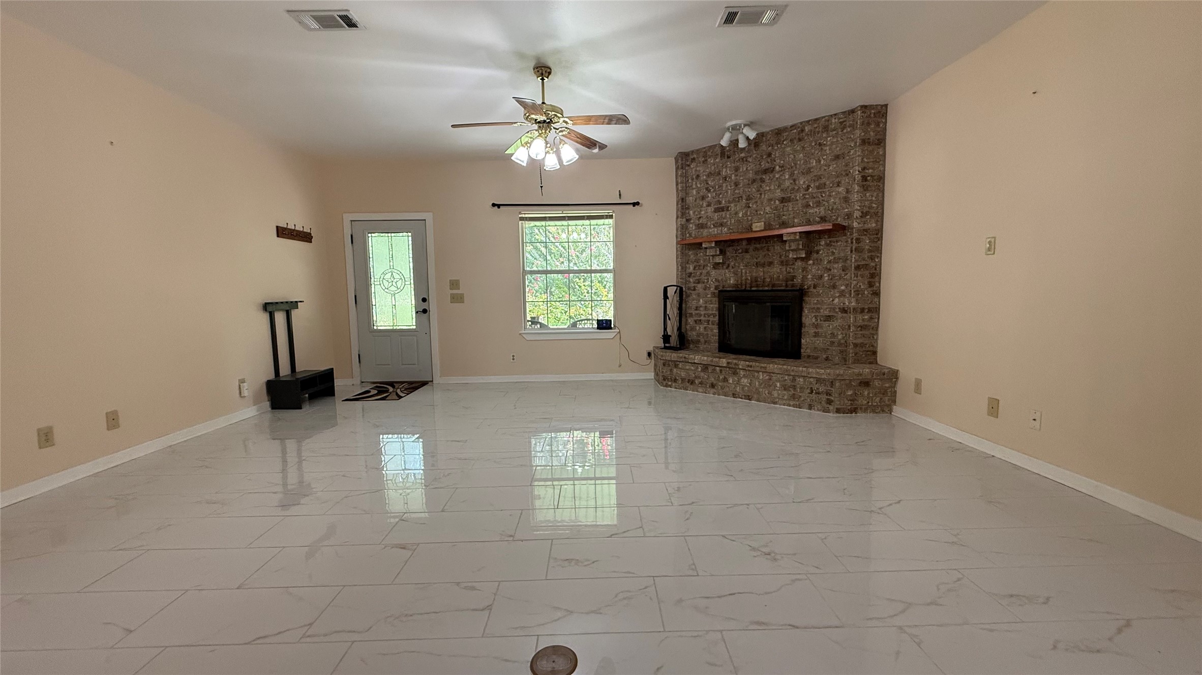 188 Pullin Road Corrigan, TX 75939 - Photo 4 of 47 Living Room