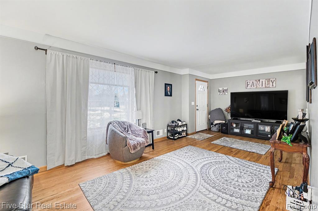 1756 Pedersen Road Walled Lake, MI 48390 - Photo 11 of 33 Gallery Image 11