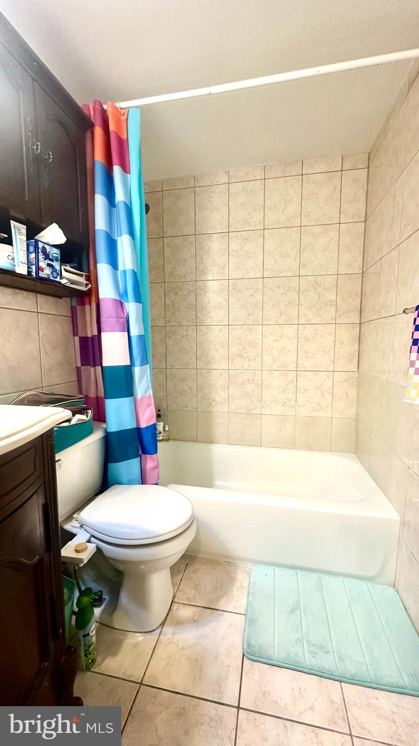 2101 Chestnut Street, Unit 317 Philadelphia, PA 19103 - Photo 30 of 39 a bathroom with a sink toilet and shower