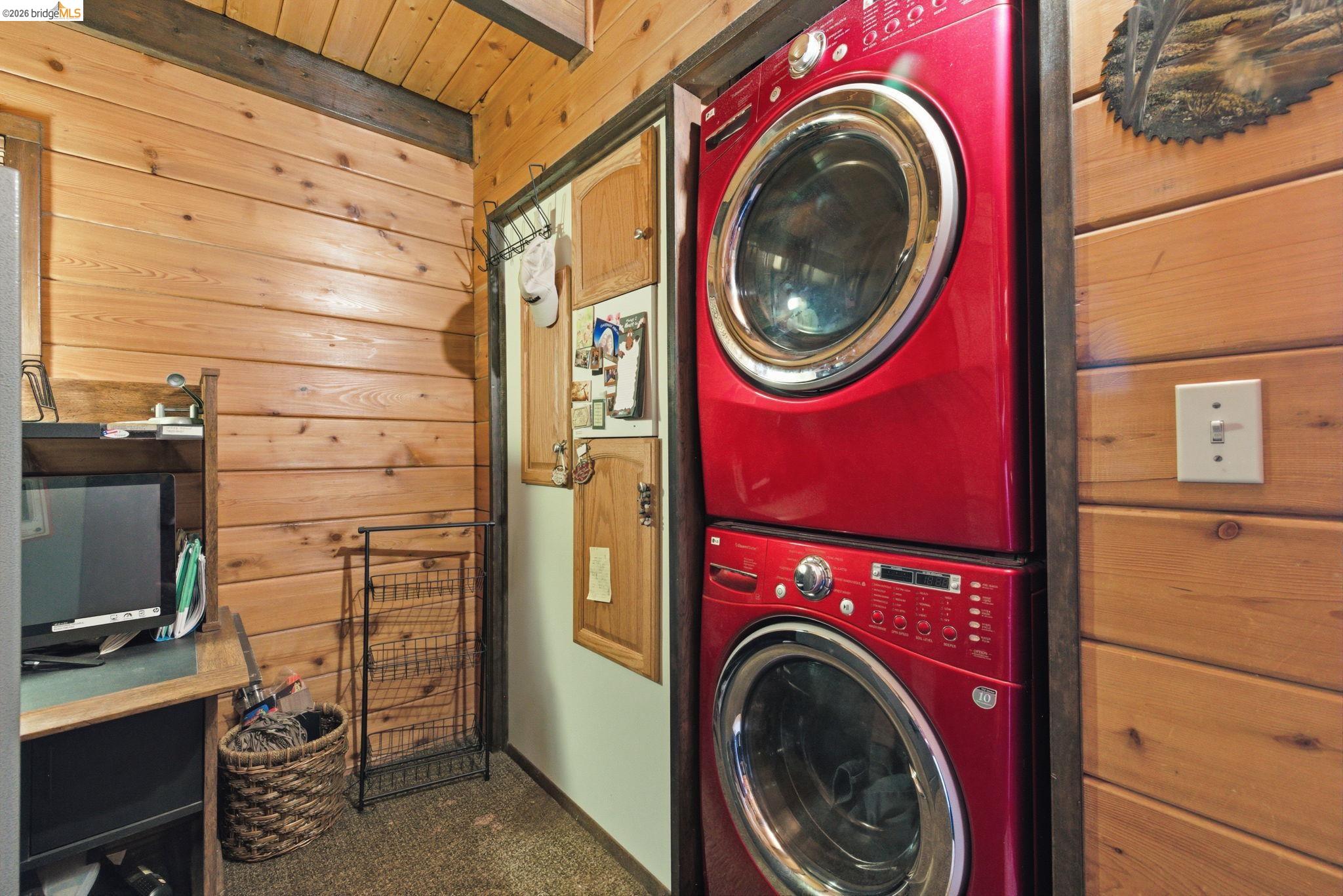22555 South Fork Road Sonora, CA 95370 - Photo 26 of 35 a utility room with dryer and washer