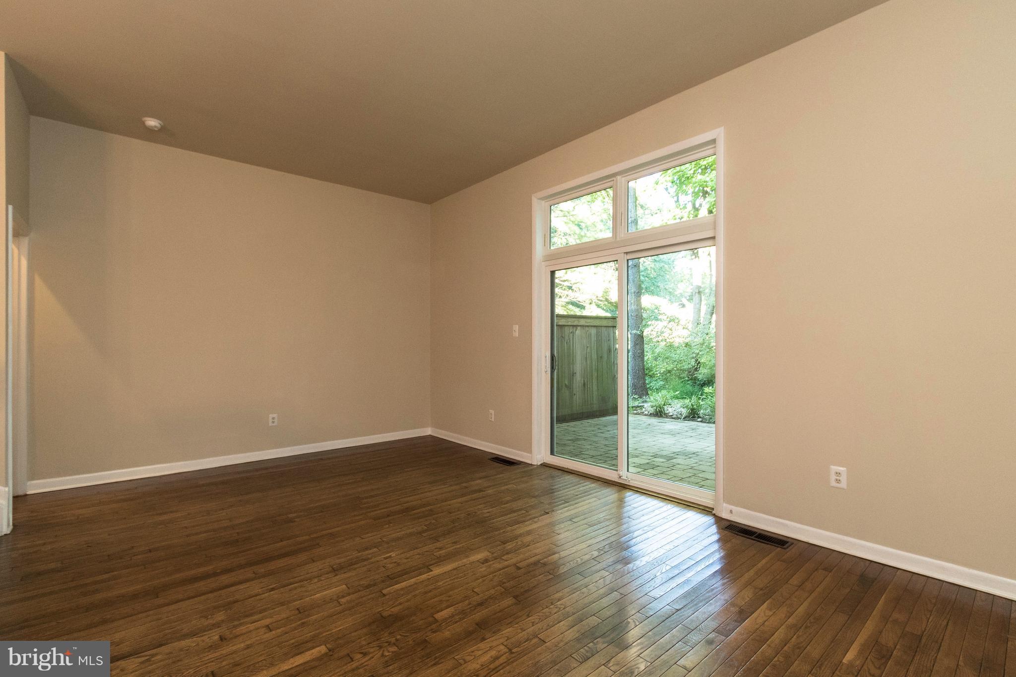 2018 Golf Course Drive Reston, VA 20191 - Photo 3 of 30 Living Room