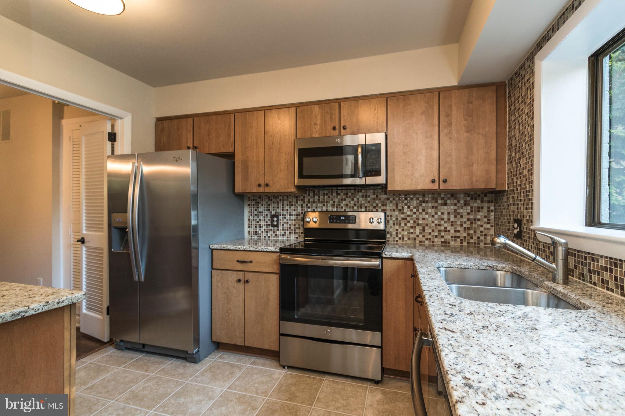 2018 Golf Course Drive Reston, VA 20191 - Photo 10 of 30 Kitchen