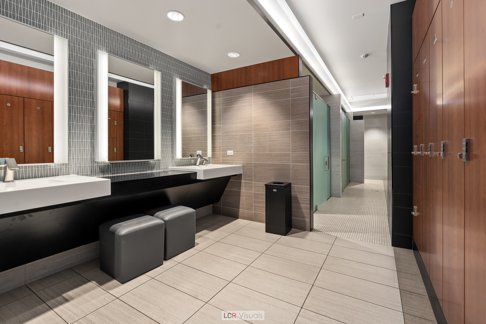 175 East Delaware Place, Unit 4816 Chicago, IL 60611 - Photo 22 of 30 a bathroom with a bathtub and a sink