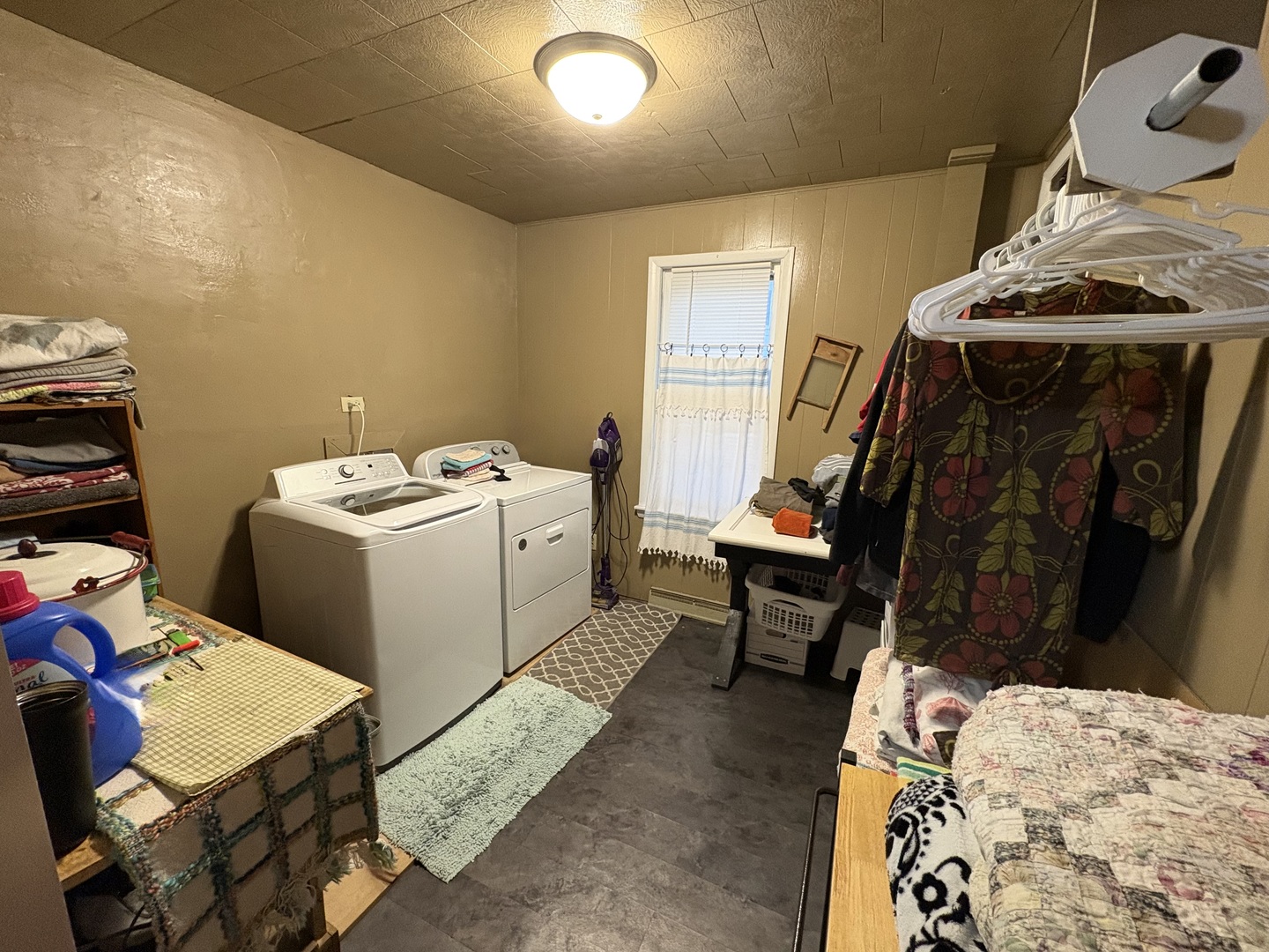 802 Paddock Avenue Ashton, IL 61006 - Photo 21 of 37 a utility room with dryer and washer