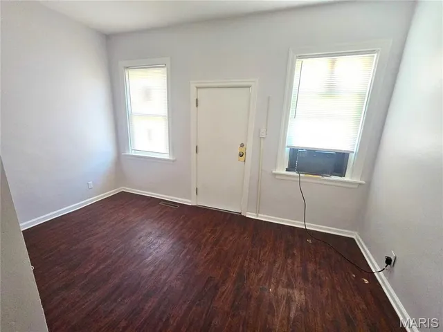 $750 | 219 North High Street, Belleville, IL 62220