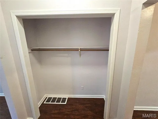 $750 | 219 North High Street, Belleville, IL 62220