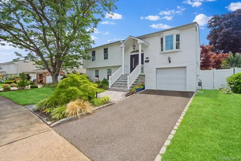 $899,000 | 3894 Nancy Lane, Seaford, NY 11783