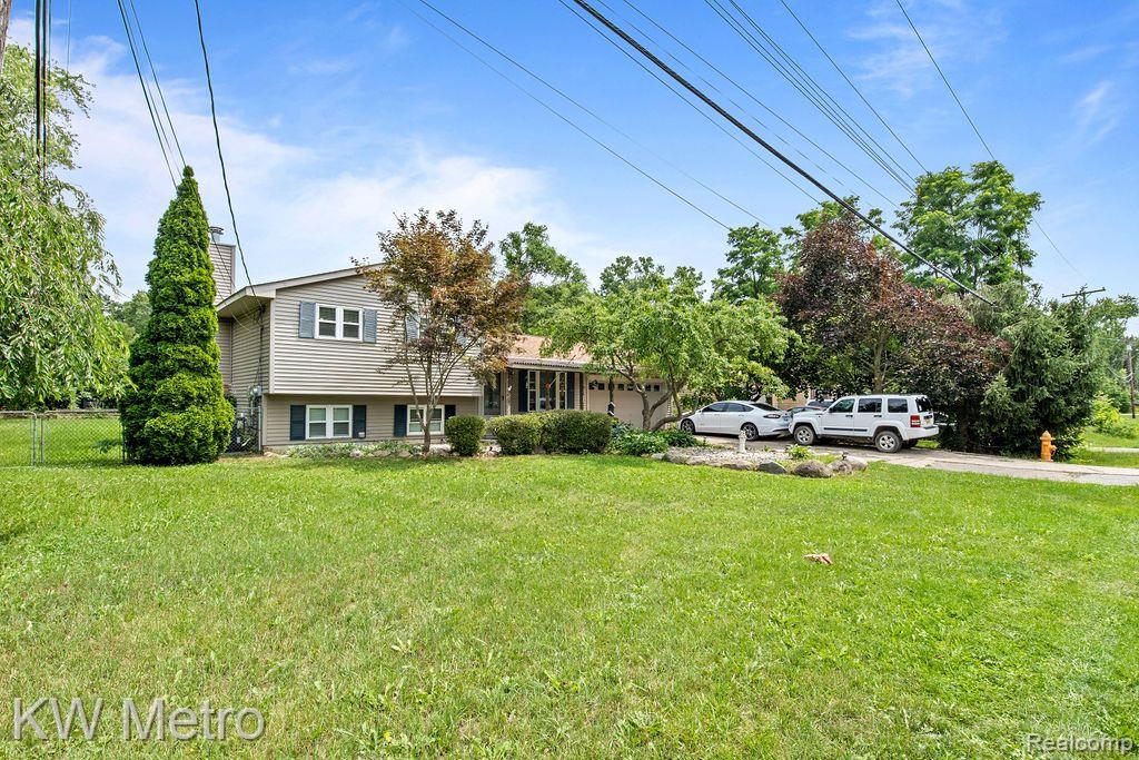 2460 Jones Road Waterford, MI 48327 - Photo 3 of 22 Gallery Image 3