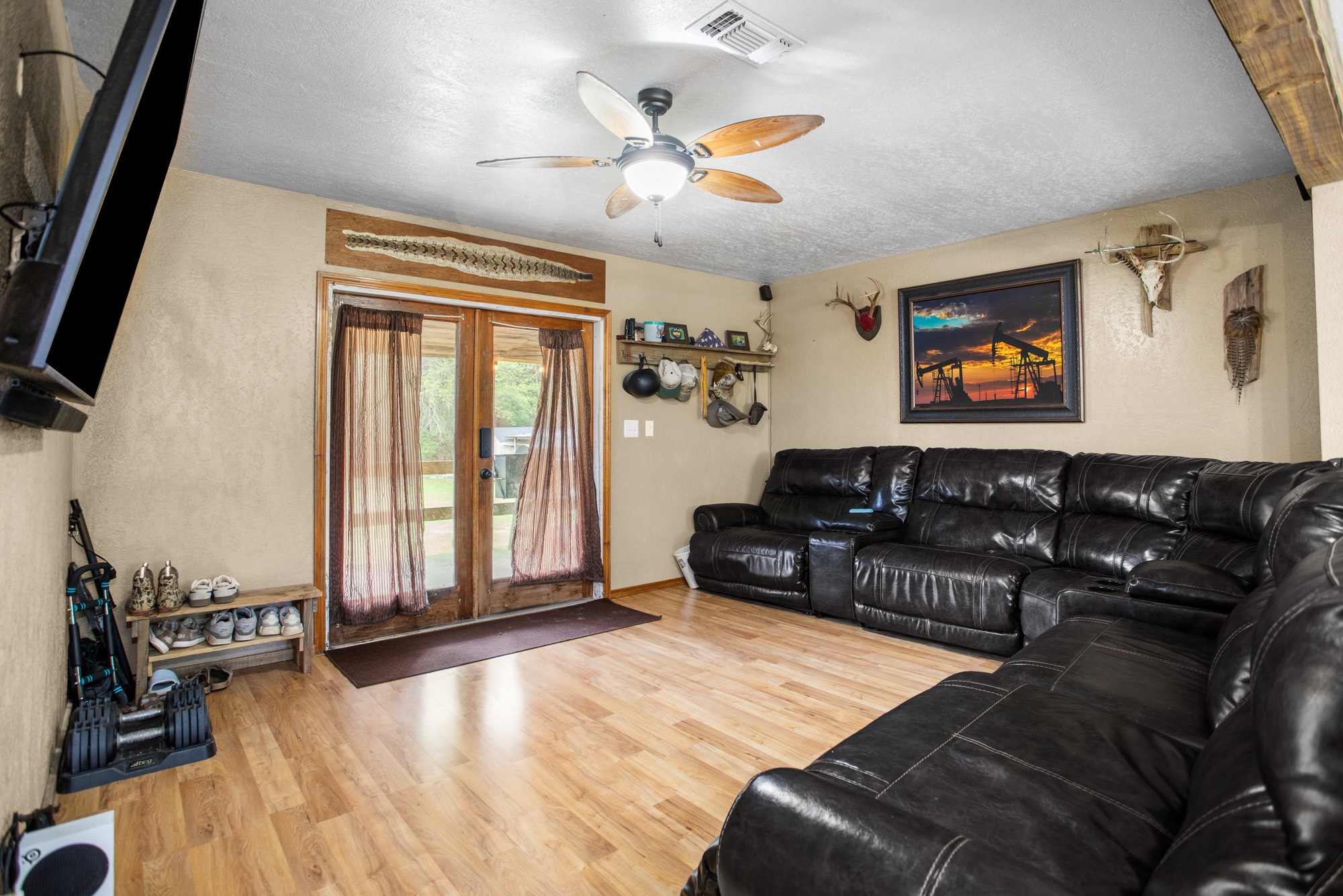 991 Herman Nerren Road Huntington, TX 75949 - Photo 4 of 23 a living room with furniture and a large window