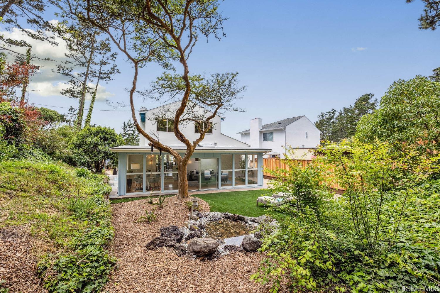 39 Idlewild Court Pacifica, CA 94044 - Photo 55 of 79 a front view of a house with garden