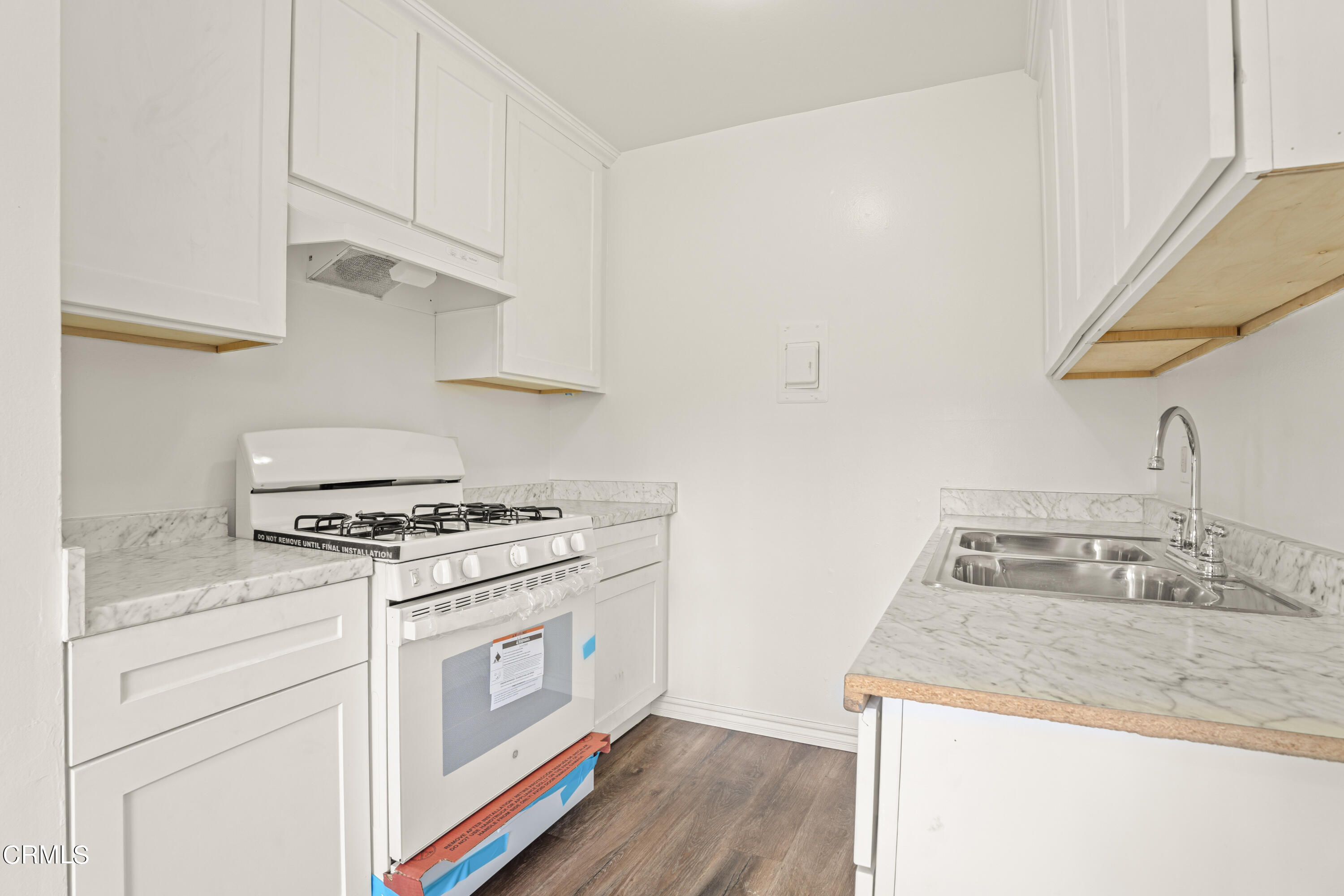 1925 Ginger Street, Unit 219 Oxnard, CA 93036 - Photo 6 of 21 Updated Kitchen