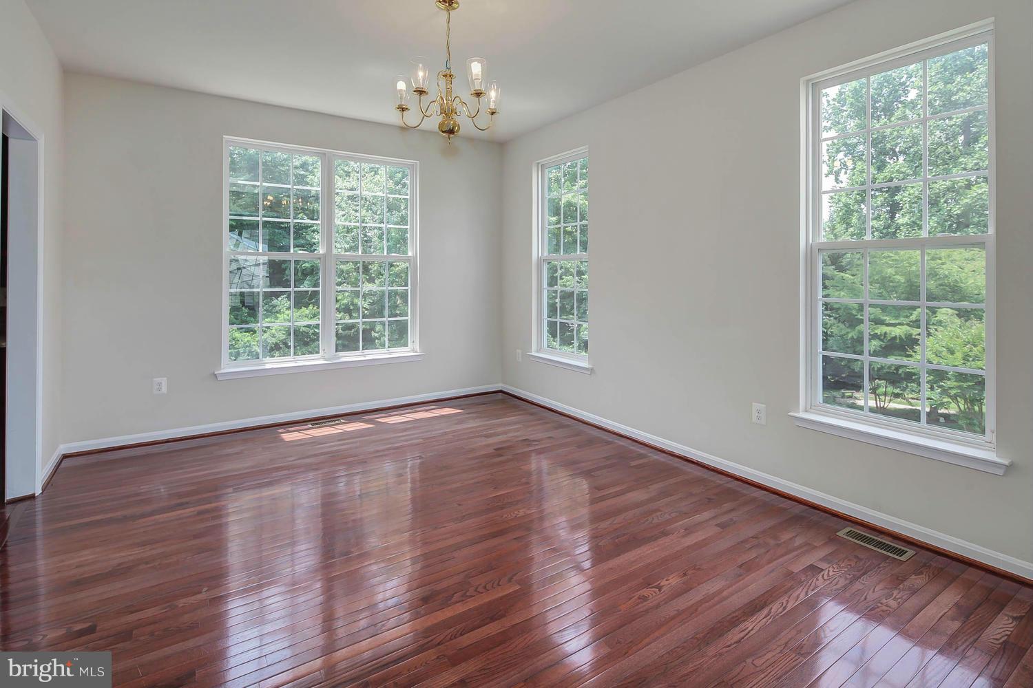 2314 Manor Spring Terrace Silver Spring, MD 20906 - Photo 5 of 30 Living Room