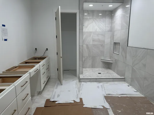 $1,799,900 | 24029 185th Street, Pleasant Valley, IA 52722