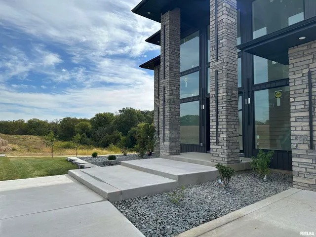 $1,799,900 | 24029 185th Street, Pleasant Valley, IA 52722