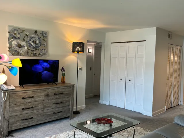 $1,700 | 912 South Plum Grove Road, Unit 121, Palatine, IL 60067